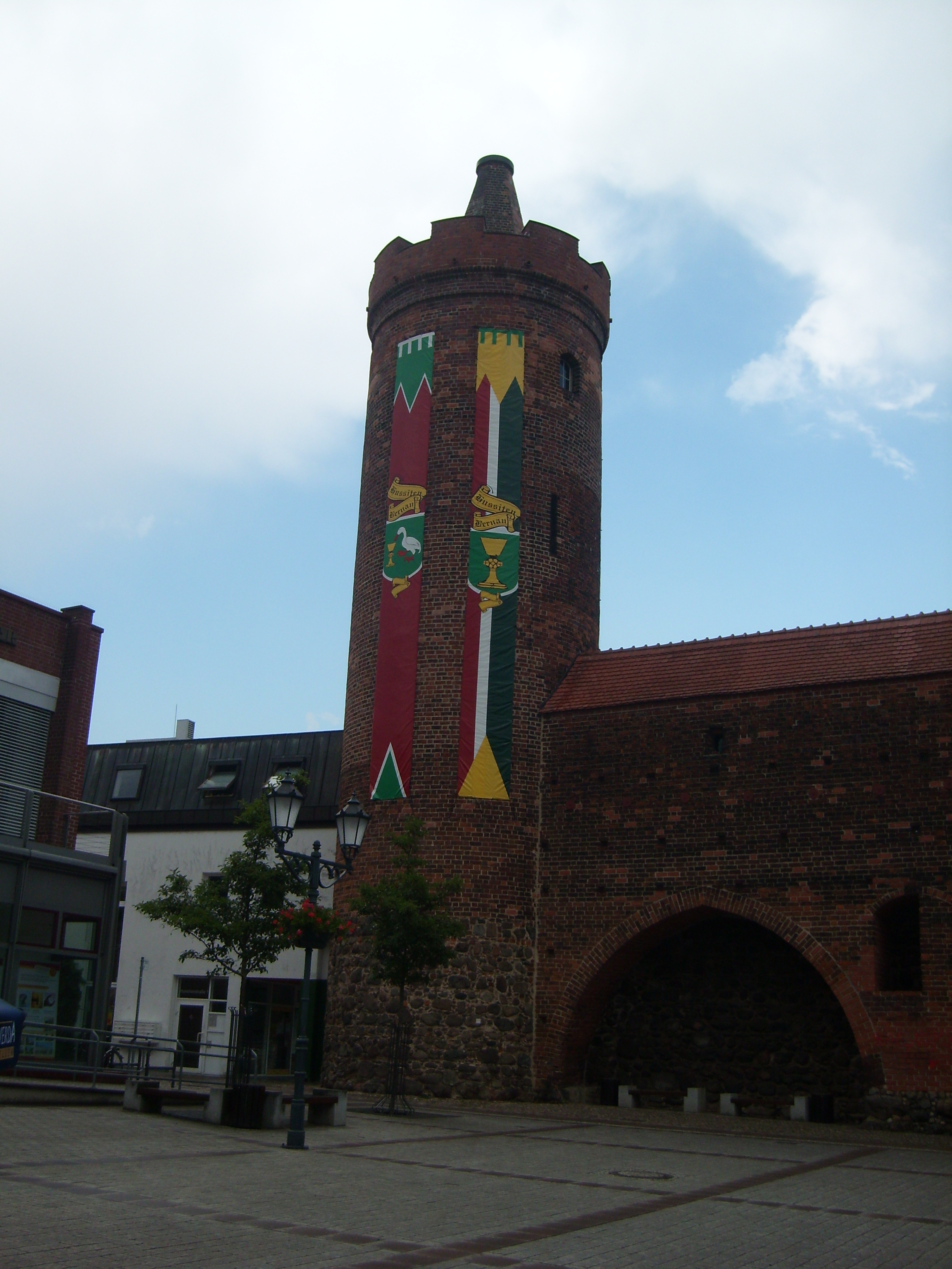 29-Hungerturm mit Stadtmauer.jpg